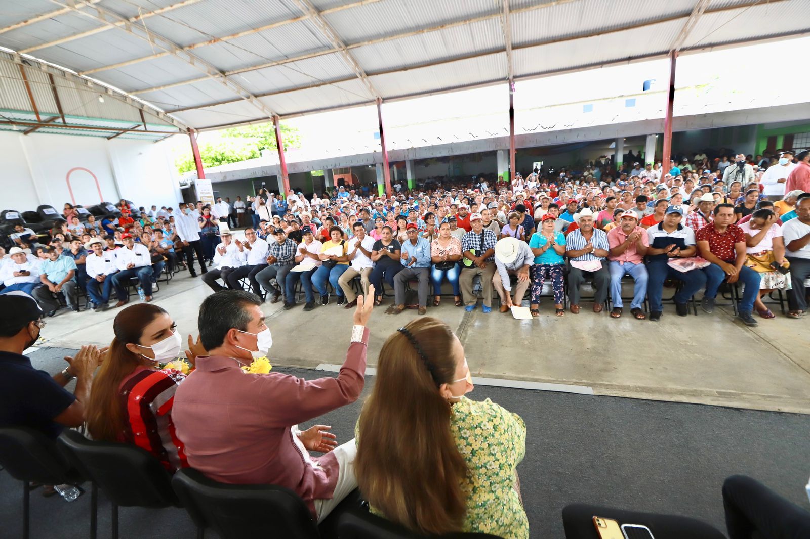 Rutilio Escand N Entrega Insumos Agropecuarios Y Pesqueros A Habitantes