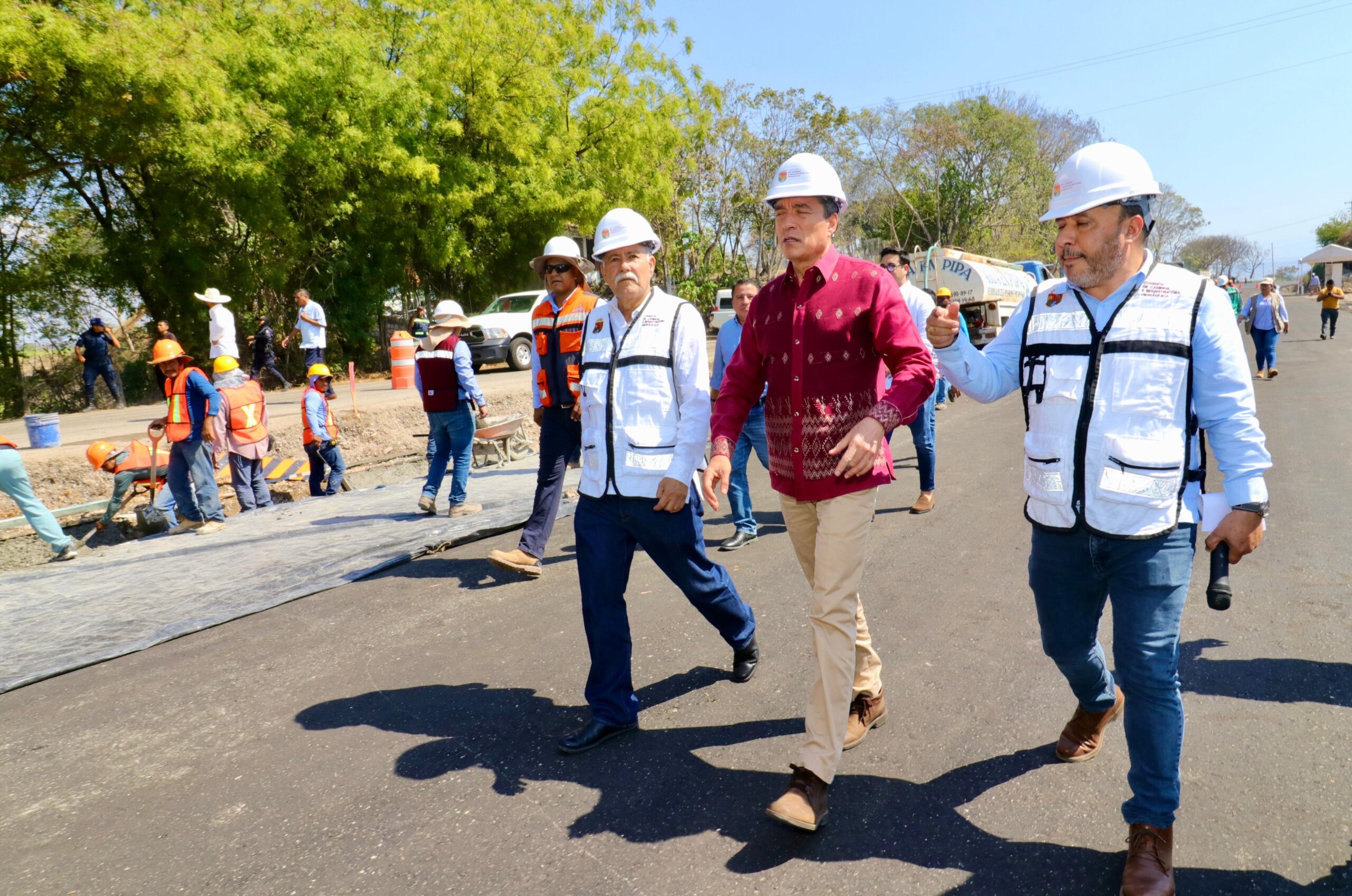 Supervisa Rutilio Escandón obra de ampliación del tramo carretero La