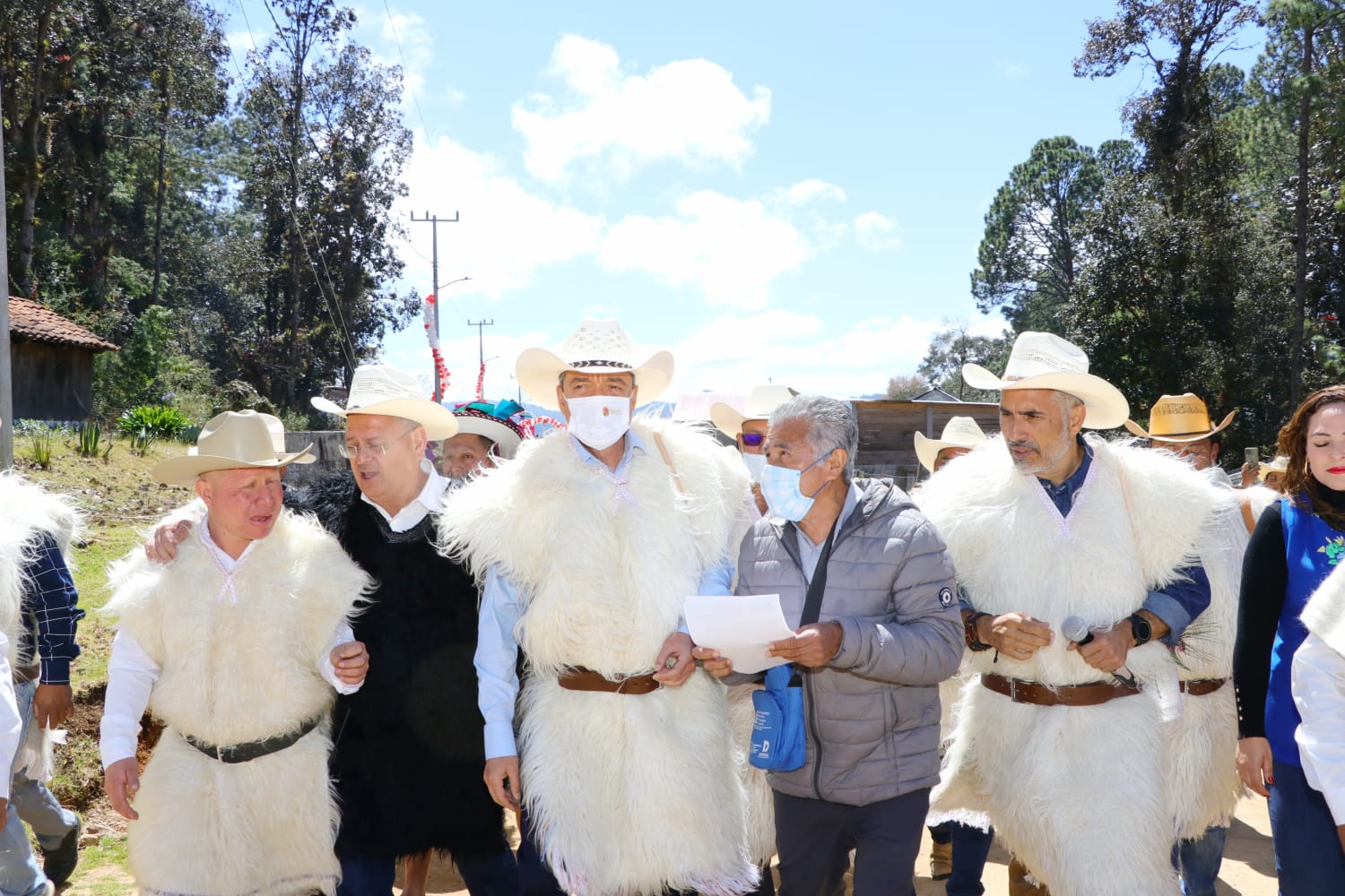 Tras 22 años de espera, Rutilio Escandón inaugura red eléctrica en localidad El Escalón de SCLC