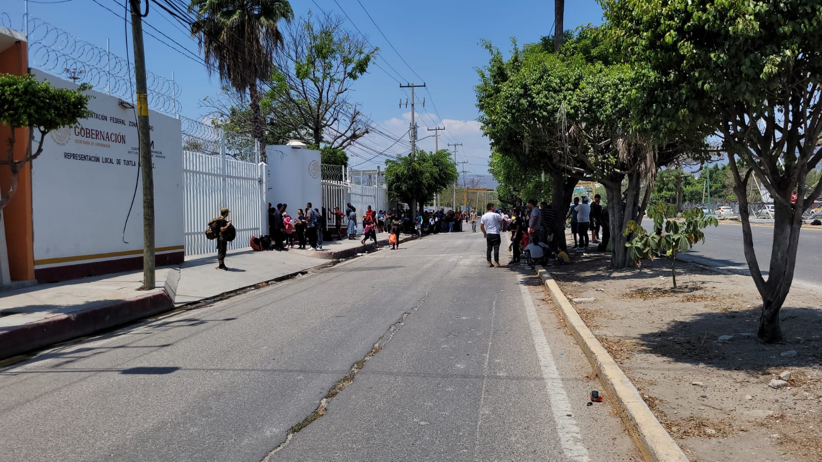 Migrantes en zozobra por permiso de transito