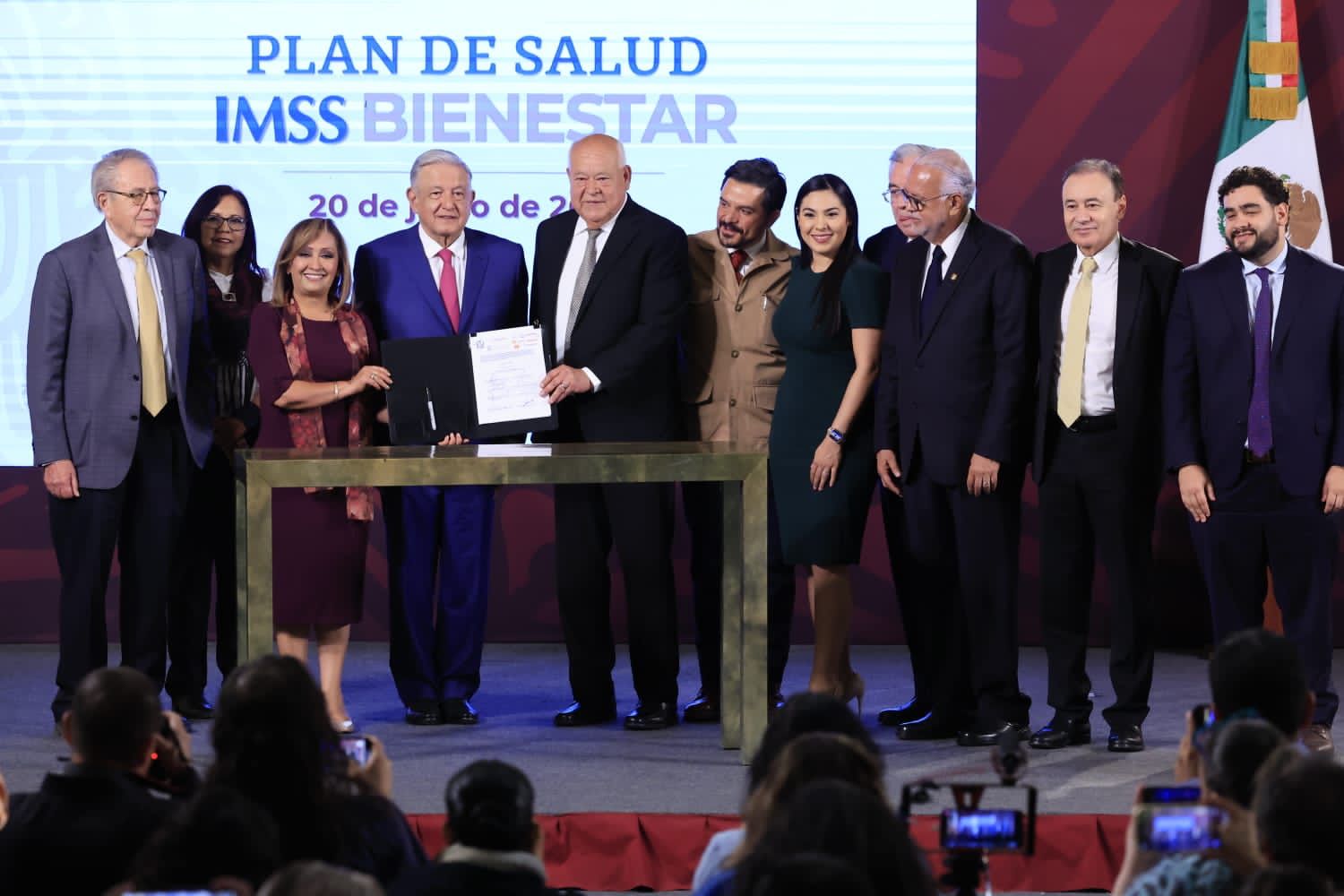 Junto al Presidente, 6 Gobernadores reconocen el trabajo de Zoé Robledo