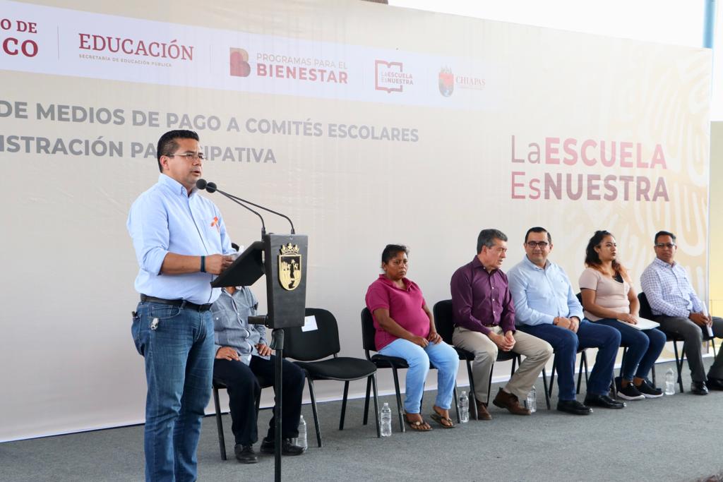 En Ocozocoautla, Rutilio Escandón entregó medios de pago del programa La Escuela es Nuestra