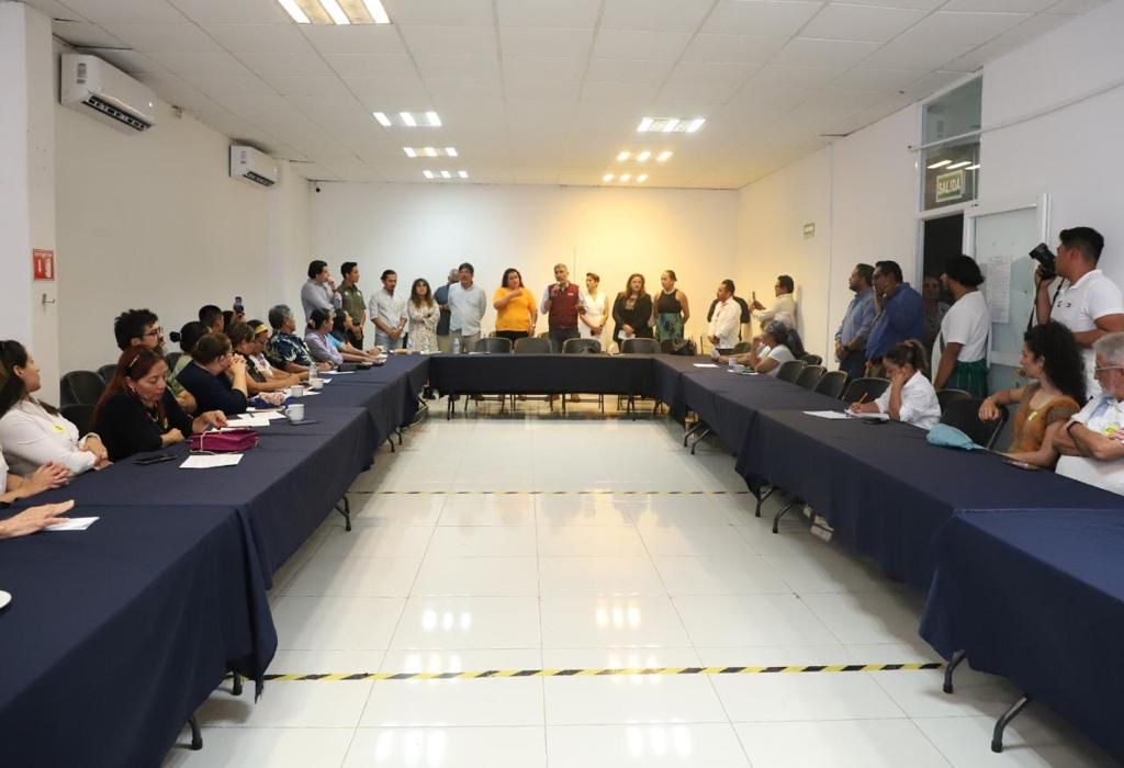 Se reúnen Angel Torres y representantes de colectivos en audiencia pública en las instalaciones del IEPC