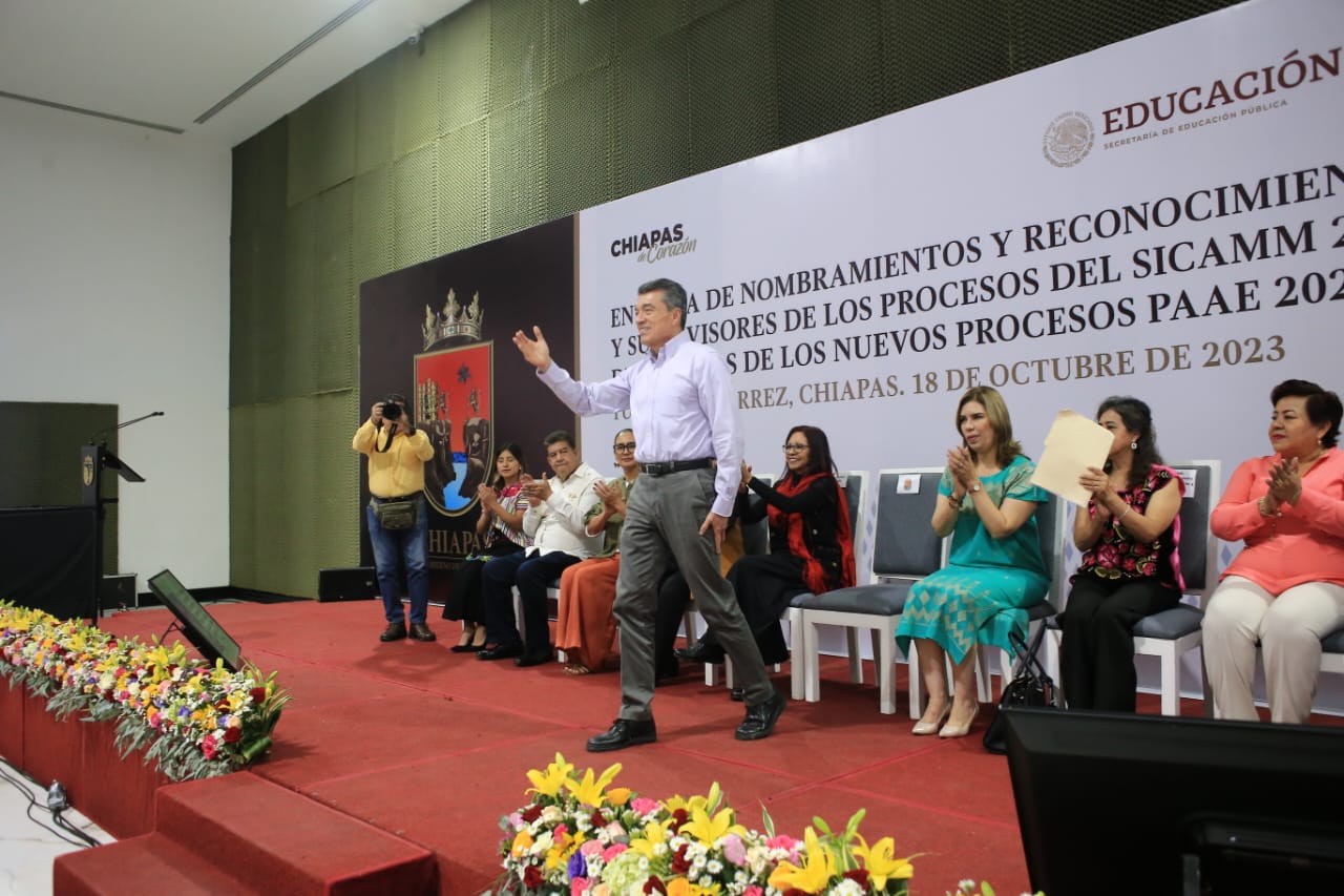 Rutilio Escandón y Leticia Ramírez entregan nombramientos y reconocimientos a trabajadores de la educación