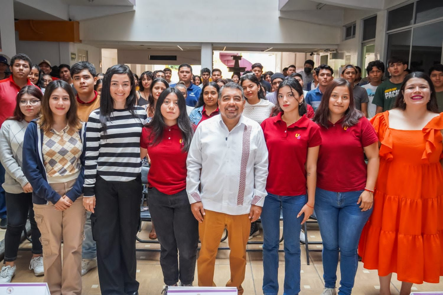 Firma Javier Jiménez convenio de colaboracióncon universidad