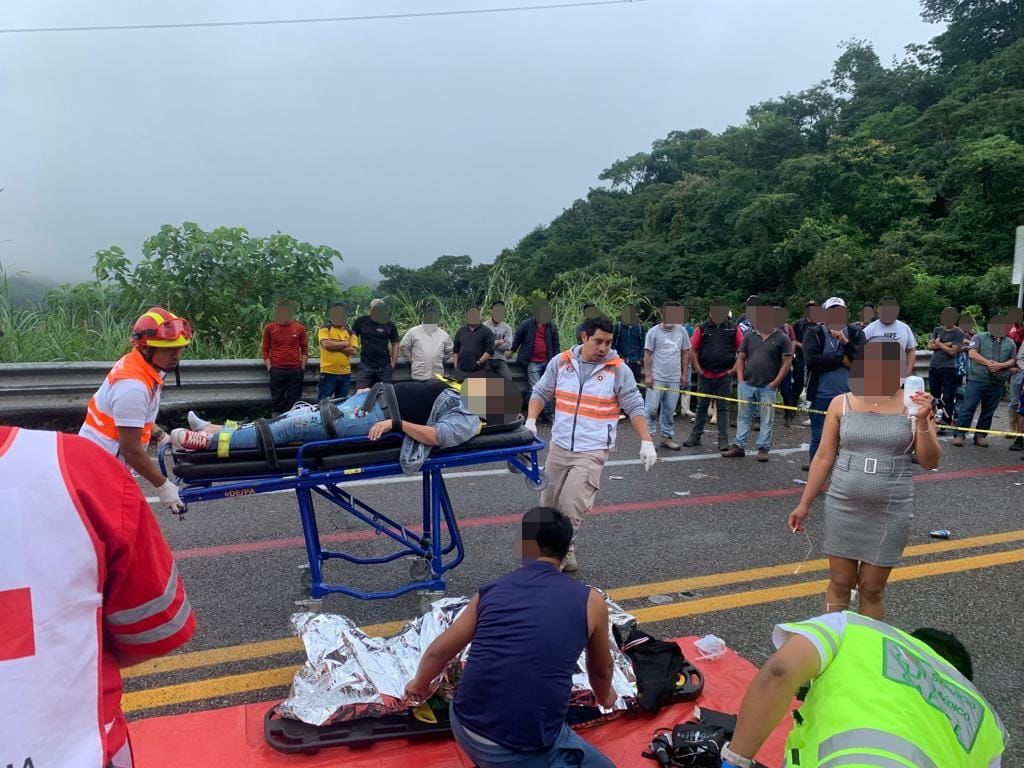 Se brinda atención tras accidente carretero en autopista Las Choapas- Ocozocoautla