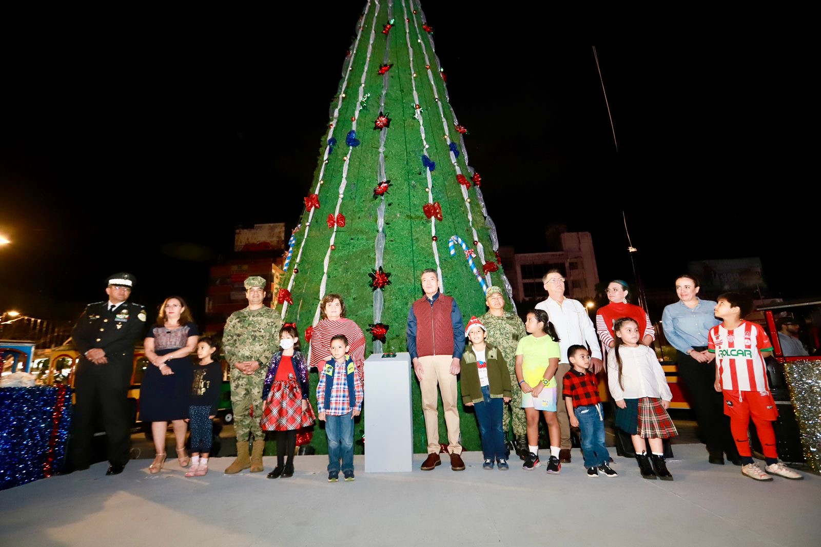 Rutilio Escandón realiza el encendido del Árbol de Navidad en la Explanada del Parque Central de Tuxtla Gutiérrez