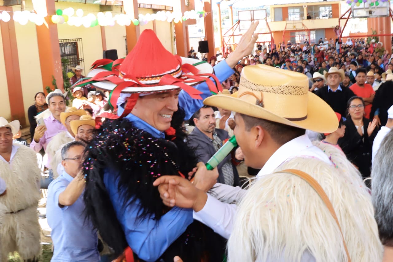 En Chamula, Rutilio Escandón inauguró red de distribución eléctrica en la localidad de Cruztón