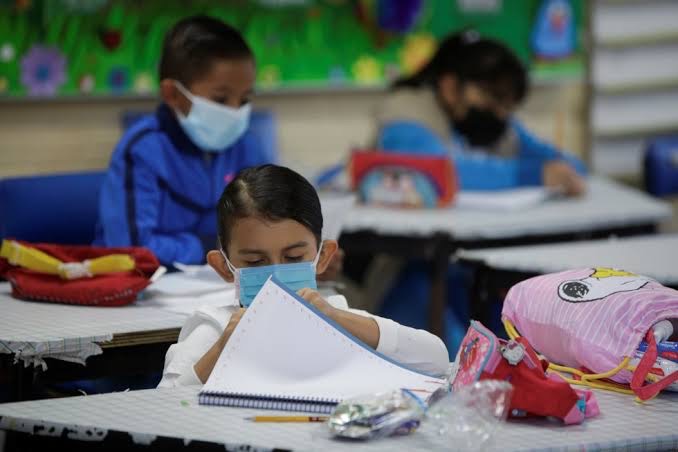 Cubre bocas y filtros sanitarios de vuelta en escuelas