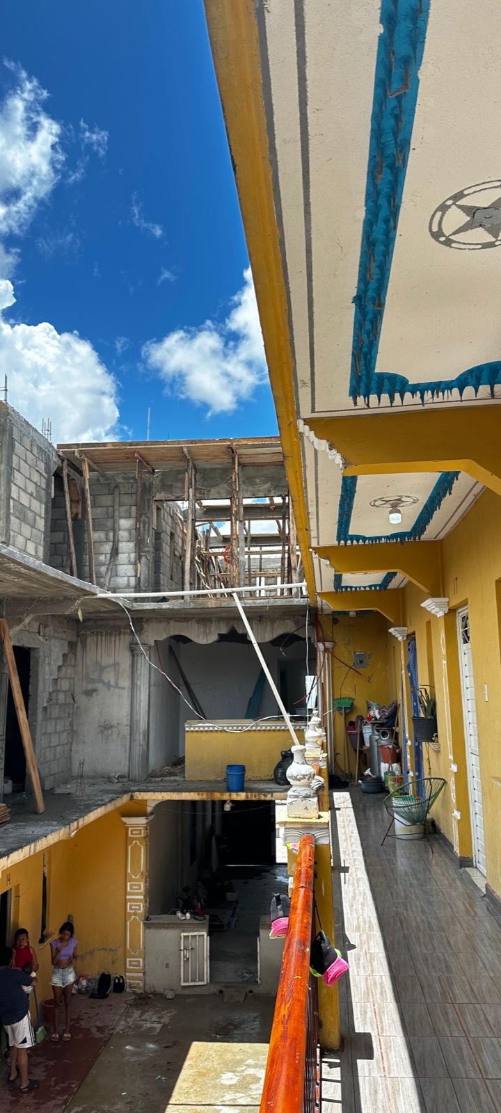 Adolescente sufre grave accidente en construcción en SCLC