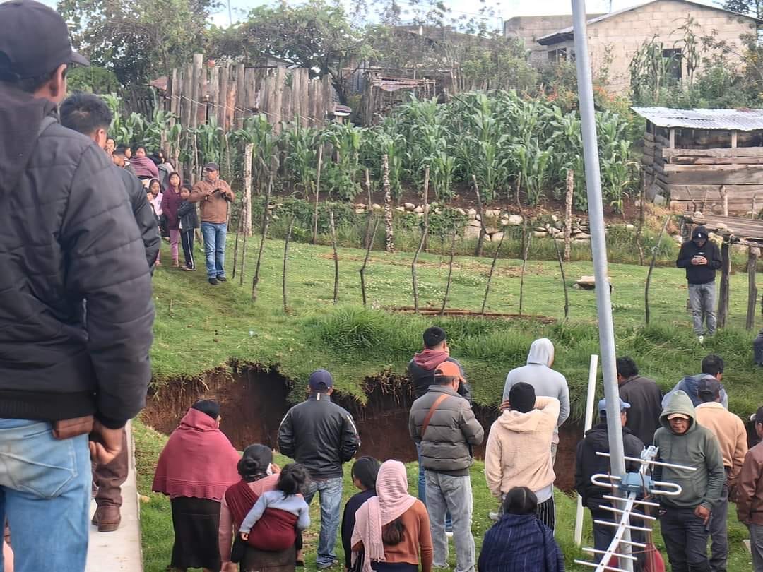 Socavón deja sin tanque de agua a Saclamantón