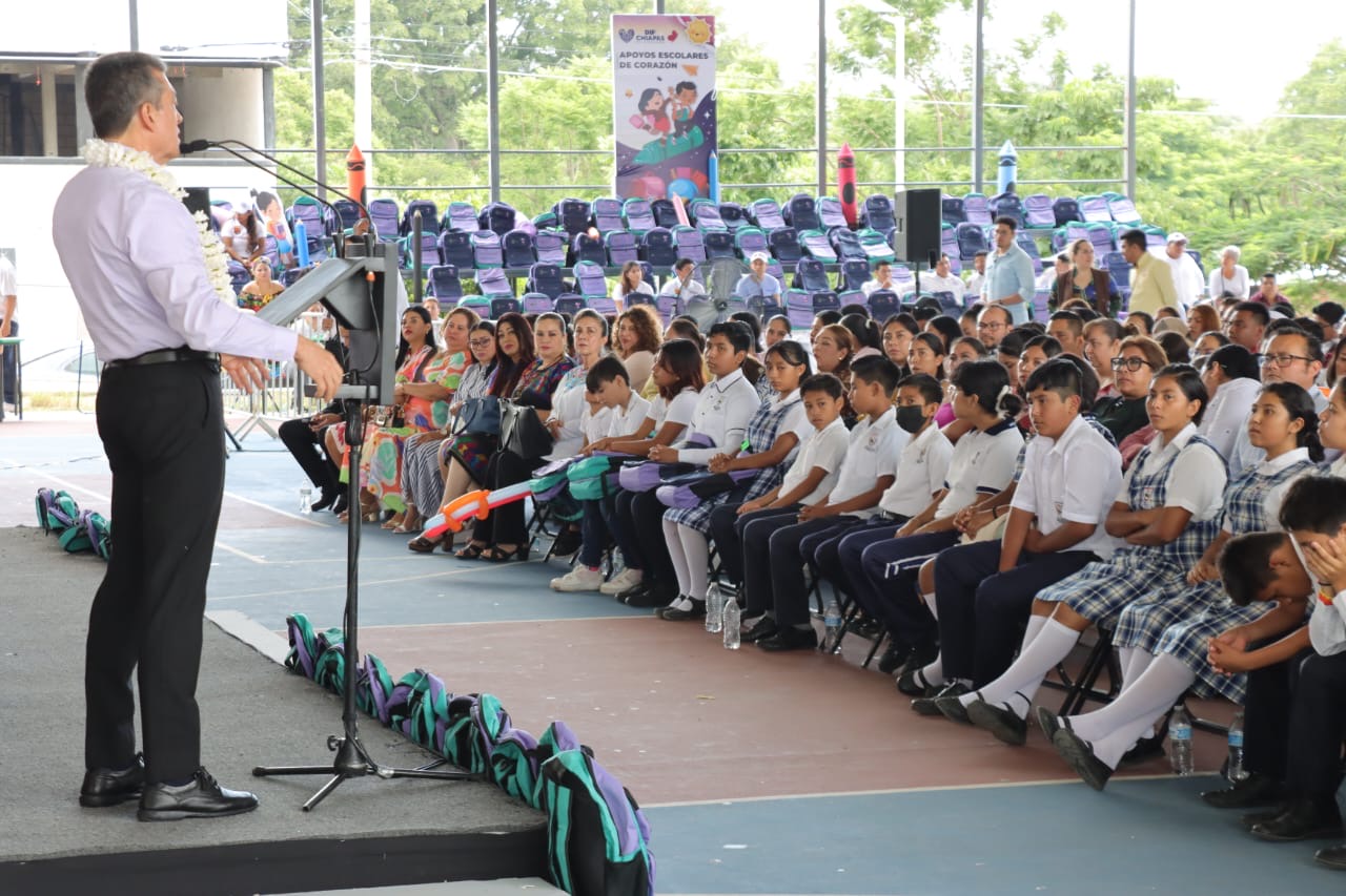 En Berriozábal, Rutilio Escandón inicia entrega de paquetes escolares a niñas, niños y adolescentes