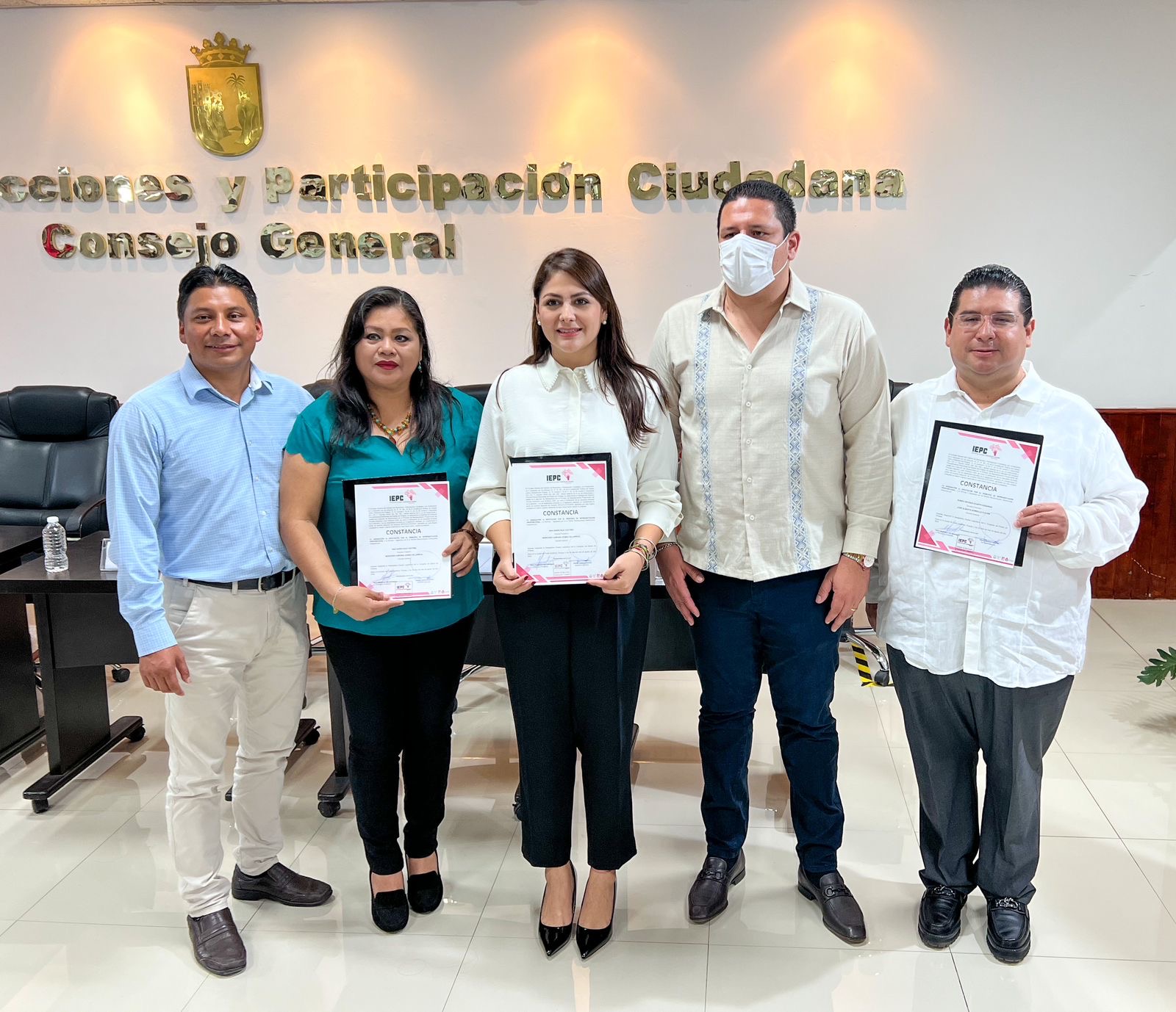 Reciben Ana Karen, Rubén Zuarth y Domingo Velázquez, constancias de diputados electos.