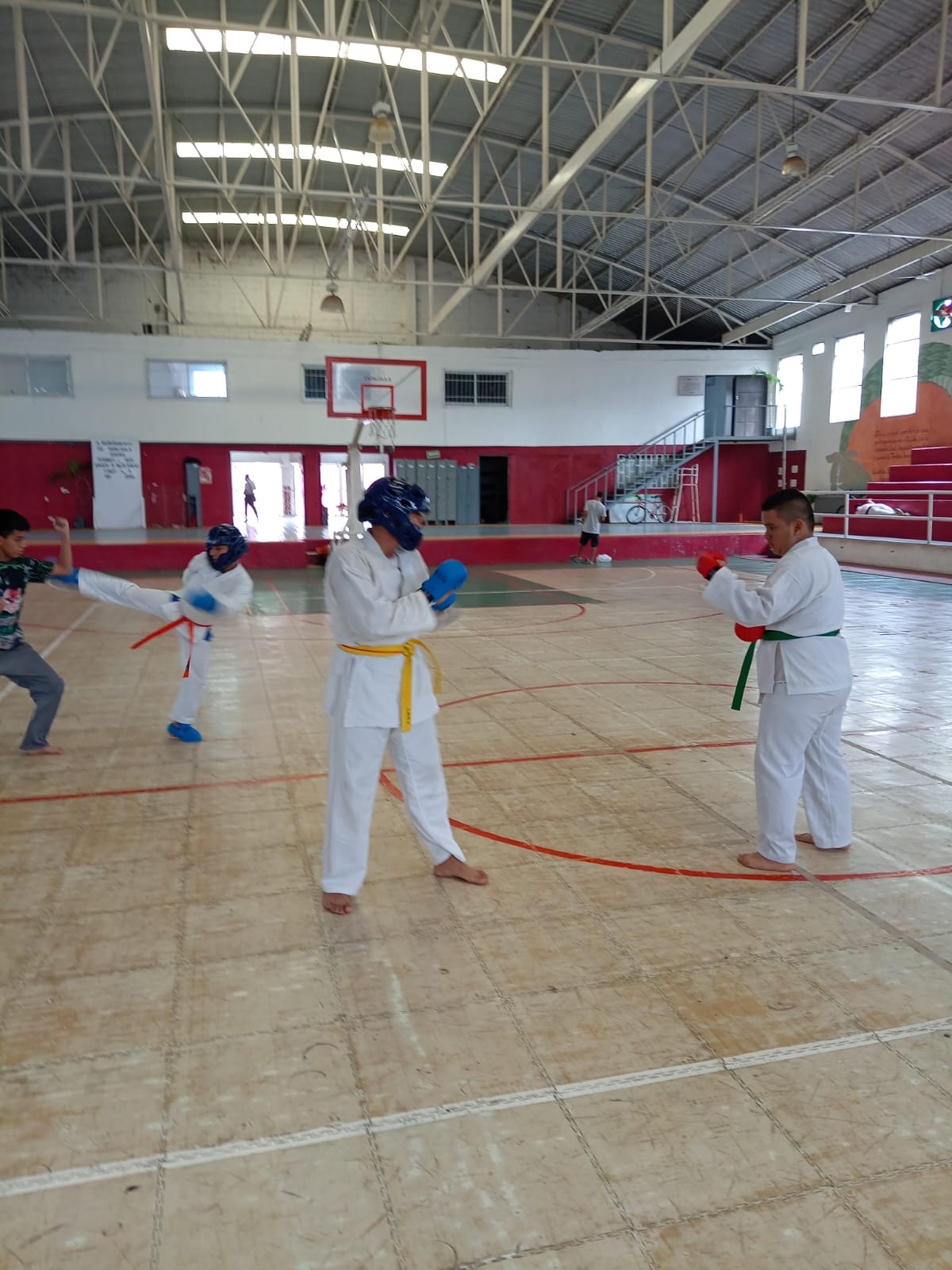 Indeporte entrega uniformes a Selección Chiapas de Karate que asistirá a evento nacional