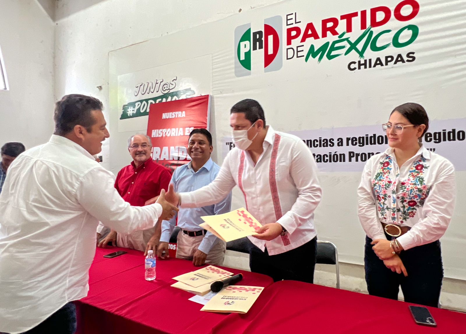 Entrega Rubén Zuarth constancias a regidoras y regidores del PRI