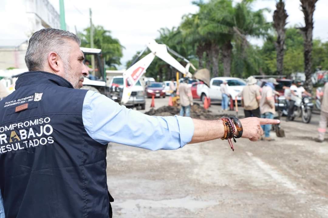 Atiende Angel Torres denuncia de baches en la capital