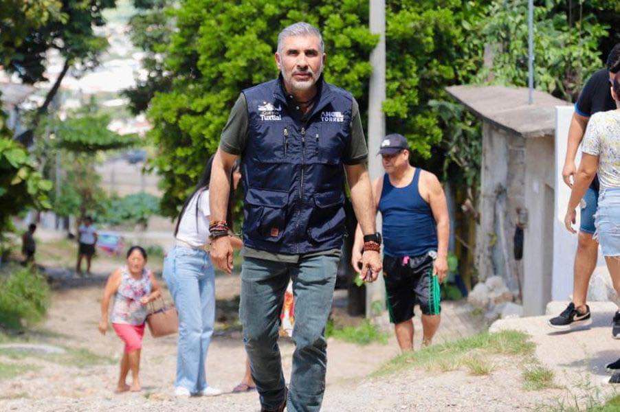 Visita Angel Torres calles que serán intervenidas en colonia 6 de Junio