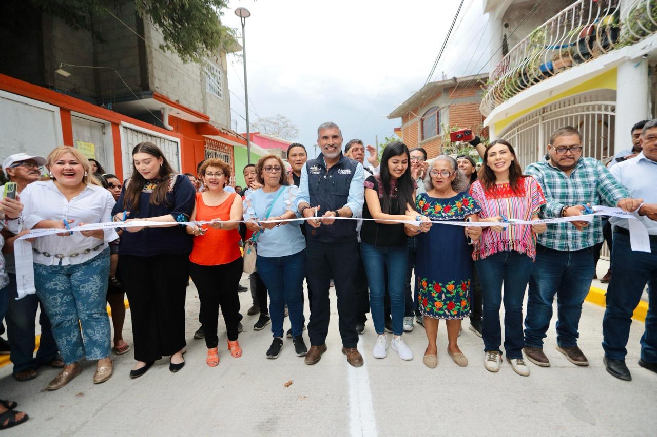 Inaugura Angel Torres pavimentación de la Calle Amapola en la Colonia Potinaspak