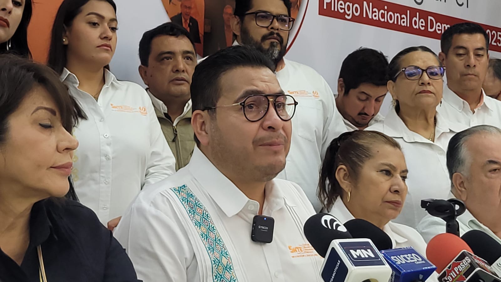 Docentes reconocen el trabajo del gobernador Eduardo Ramírez 