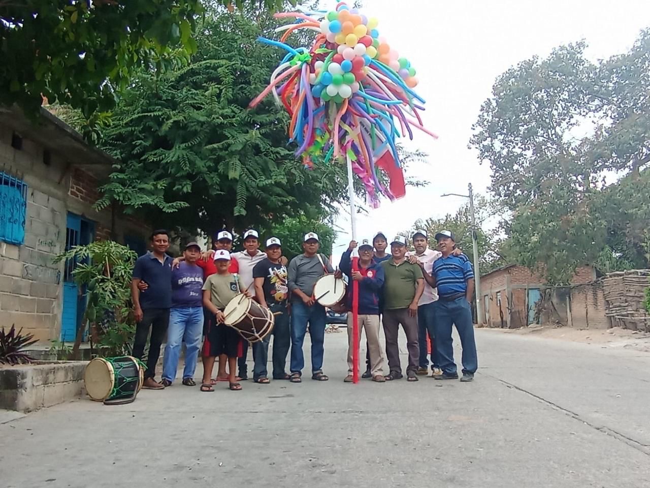 La familia Champo impulsa nuevo grupo de disfraz en Suchiapa